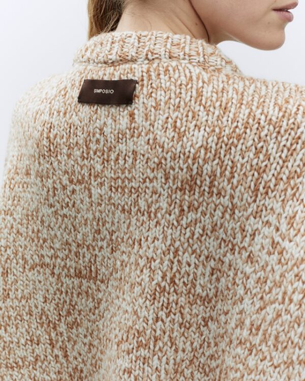 Pullover con ricamo