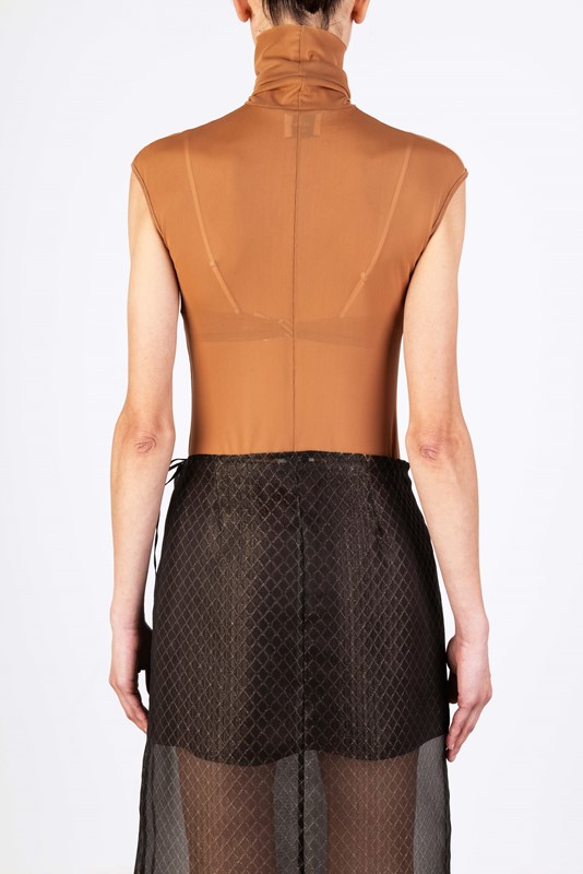 2B2A91E6AE6F181CEC3BAA6C6A18B30E_ Body in tulle