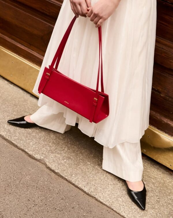 48B0E66D6CD7899F815FFCE26EBD816A_ La riviera red